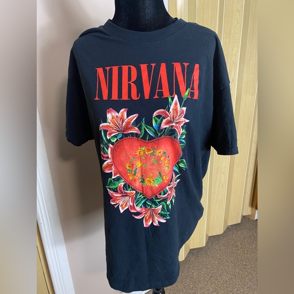 NIRVANA KURT COBAIN HIBISCUS FLOWERS HEART SHAPED Shirt. - Picture 2 of 7